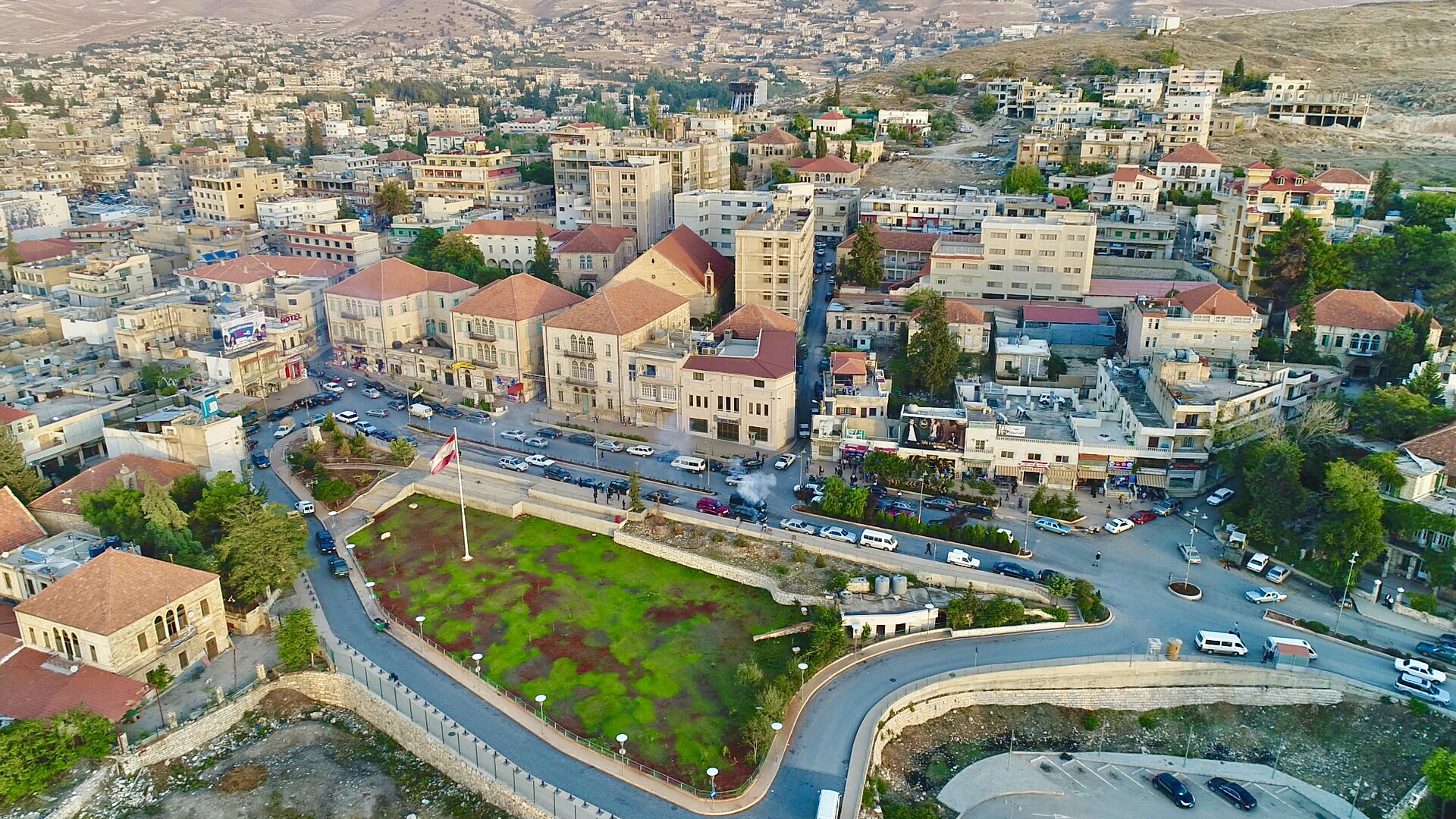 إقفال جزئي للمدارس والمحال في بعلبك تضامناً مع الجيش