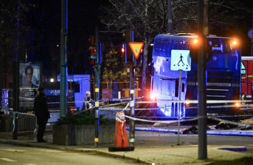 ضحايا ومصابون في حادث اصطدام حافلة بمحطة انتظار في هذه المدينة