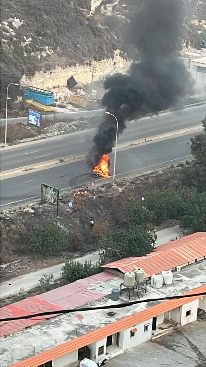 بالصورة: استهداف سيارة على اتوستراد البيسارية