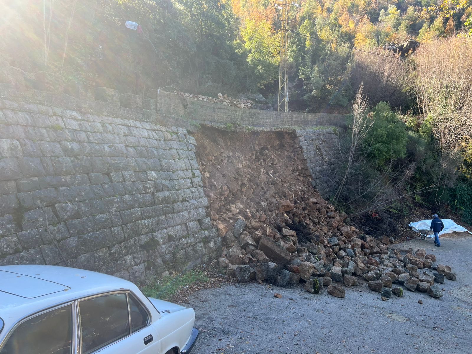 بالصّور: انهيار حائط دعم على طريق بتغرين – بسكنتا