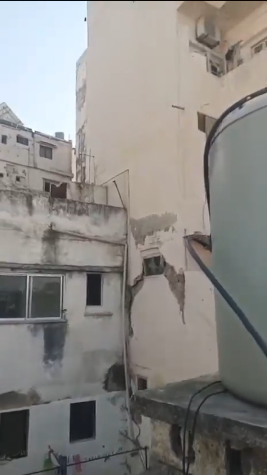 بالصورة…مبنى مهدد بالسقوط !