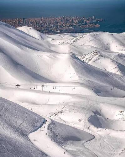 زحمة و”مظاهر غريبة”… ماذا يجري في كفردبيان؟